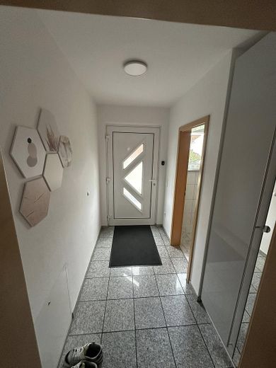 Raumwunder in Bestlage -Stillvolle DHH mit 7 Zimmern & TOP Energieeffizienz A+ – Eingang
