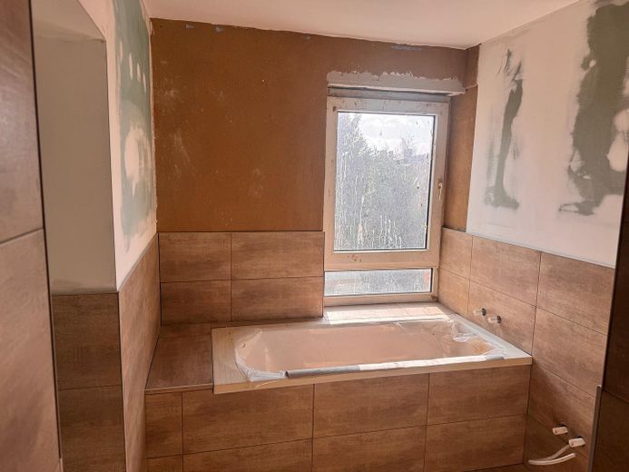 Nowo wykończone 4-pokojowe mieszkanie na poddaszu w Schönebeck (Elbe) – Badezimmer