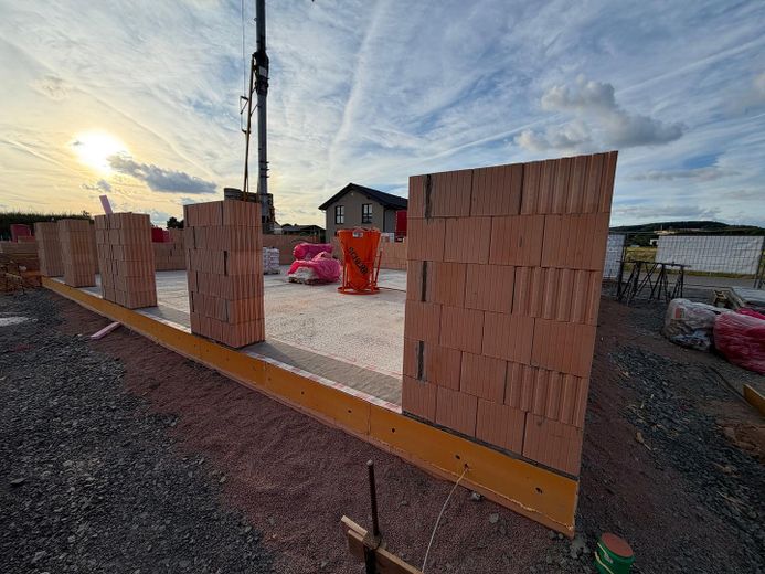 Letzte Chance: Doppelhaushälfte mit KfW-Zinsen ab 1,00 % p.a. – Rohbau fast abgeschlossen – Foto 1