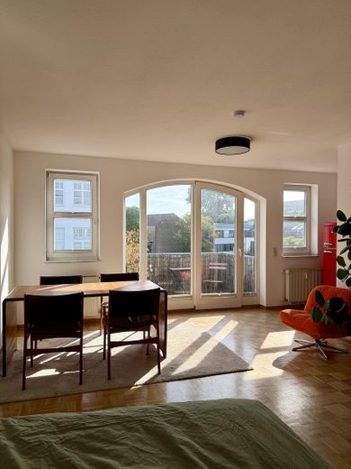Bezugsfrei in Flingern: 1-Zimmer-Wohnung mit Balkon, Keller und Tiefgarage – Wohnraum