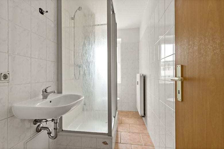 Zadbane 2-pokojowe mieszkanie z balkonem przy Merseburger Straße! – Badezimmer