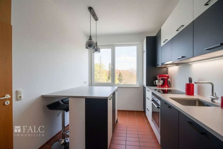 Stilvolle Maisonette mit Balkon, TG-Stellplatz &amp; Aufzug – Küche - (KI generiert)