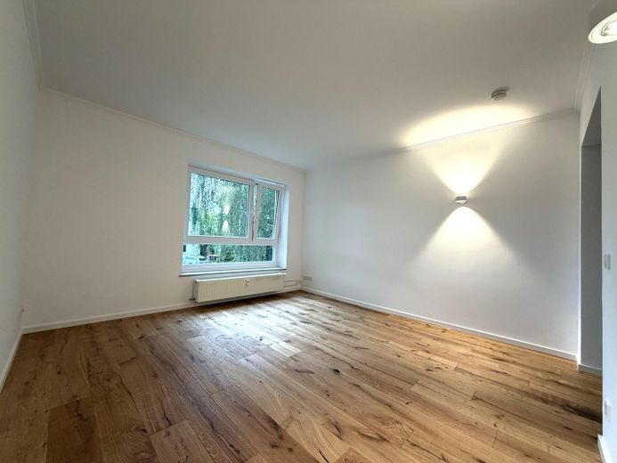 Erstbezug nach Sanierung: gut geschnittene Wohnung in gepflegtem Mehrfamilienhaus in ruhiger Lage – Wohnzimmer
