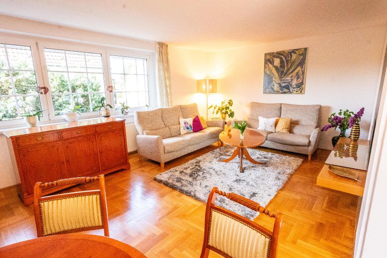 Wohnzimmer m. Fischgrätparkett