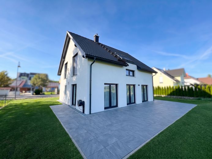 Neubau-Komfort ohne Baurisiko: Fertiges KfW 40 Einfamilienhaus mit Weitblick - provisionsfrei – Süd-Ansicht später Nachmittag