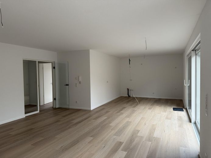 Neubau 3 Zimmer mit großer Terrasse, gehobene Innenausstattung – Wohnzimmer Blick in die Küche