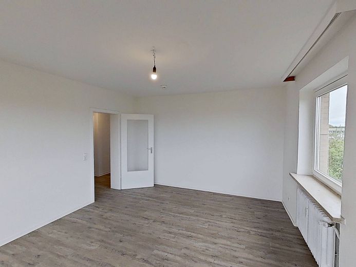 Schön geschnittene 2-Zimmer-Wohnung mit großem BALKON – Ansicht II: Wohn- und Esszimm…