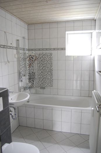 Freundliche sanierte 4-Zimmer-Wohnung zur Miete in Selb ab September – Badezimmer