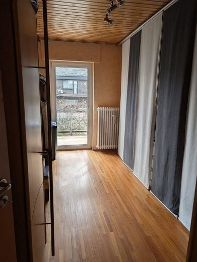 Özel: Urmitz'de ikiz evin yarısı, 7 oda, 2 banyo, garaj, bahçe – Ankleidezimmer
