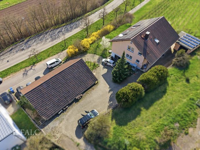 Großes Grundstück !! Viel Wohnfläche !! Kleiner Preis !! – Luftbild Hof