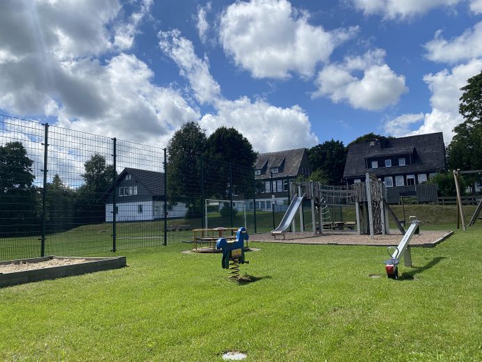 58 m² - Effizienzhaus - Erstbezug - Balkon - Aufzug - Sauna - Luftkurort - Rothaargebirge – Spielplatz oberhalb des Hauses