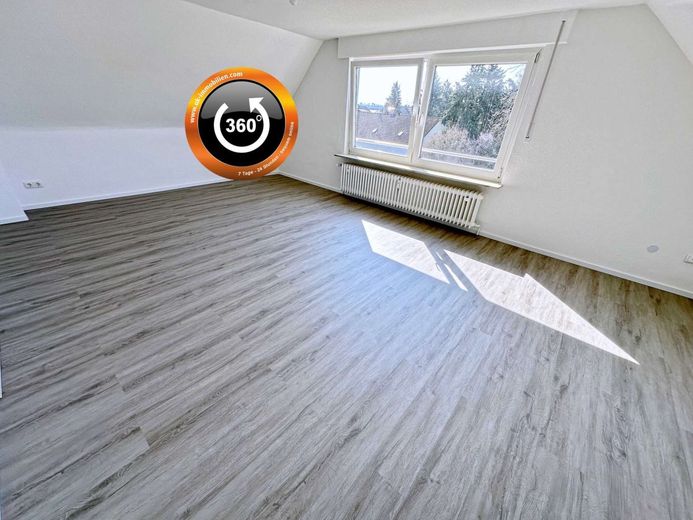 Erstbezug nach Sanierung 2,5-Zi-Whng im Dachgeschoss mit Gartenidylle – Wohnzimmer