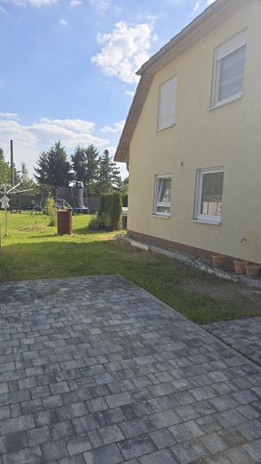 Blick vorn in den Garten