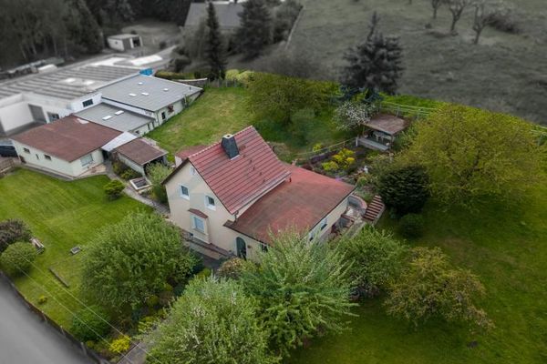 Einfamilienhaus mit großem Garten, Werkstatt & 3 Garagen: Viel Platz und Potenzial in Eisenberg!