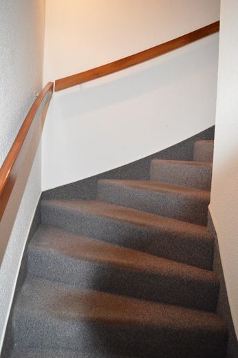 "Attraktives Reihenhaus" in "Weser"-Nähe, ruhige Lage, im schönen "Bremer Norden" – Treppe zum OG