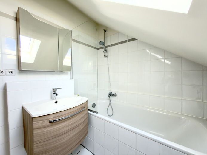 Stilvolles Dachgeschoss-Apartment in historischer Hofanlage von
Köln-Zündorf – Blick ins Bad
