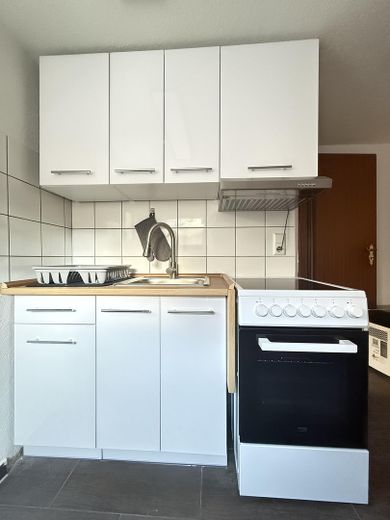 WOW! Lichte en gerenoveerde 1,5-kamerwoning met nieuwe keuken om je thuis te voelen – Neue Einbauküche