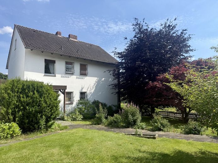 Viel Raum für Ideen: Zweifamilienhaus mit großem Garten, Garagen und Nebengebäude in Gohfeld – Titelbild