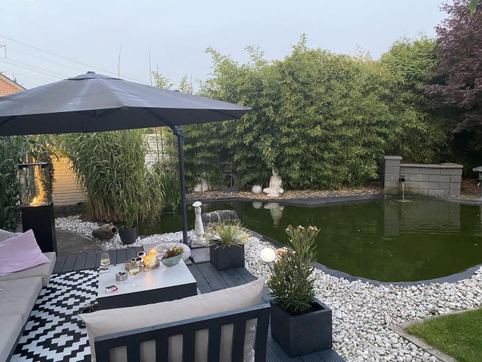 Exklusives Einfamilienhaus mit Wellnessgarten – Wohnen auf höchstem Niveau – Terrasse Wohnzimmer/Koi Teich