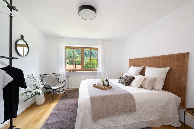 Einzigartiger Bergblick - sanierte 3-Zimmer Wohnung in den Chiemgauer Alpen – Schlafen mit Blick ins Grüne