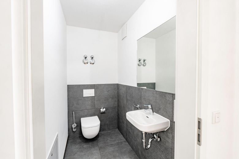 Lichtdurchflutete Neubau 3,5-Zimmer Maisonettewohnung: Loft-Charakter in zentraler Lage – Modernes Gäste-WC 1. OG