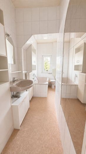 PROVISIONSFREI | Zweifamilienhaus mit Gewerbeeinheit, großem Grundstück und Pool – Damit jeder sein Bad hat