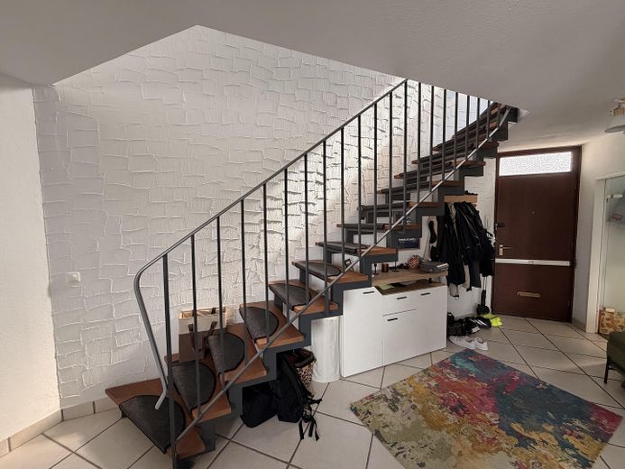 Appartement en duplex avec cheminée et terrasse sur le toit │ Votre nouvel appartement au-dessus des toits de Leverkusen – Treppenaufgang zum 2. OG