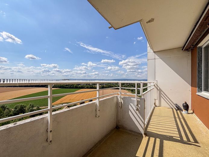 Lichtdurchflutetes Wohnen mit Weitblick: Großzügige 3,5 Zimmer-Wohnung mit Sonnenbalkon in Mainz – Balkon