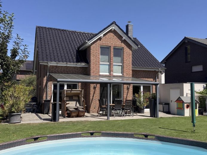 Modernes Massivhaus in ruhiger Neubausiedlung: Südausrichtung, Terrassendach, Sauna & 9m-Garage – Blick aus dem Garten 