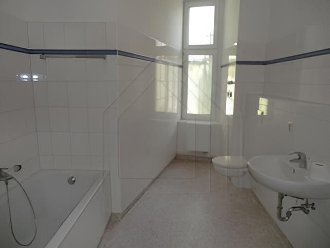 Altbauflair in Wilmersdorf: Saniertes 2,5-Zimmer-Apartment – Badezimmer