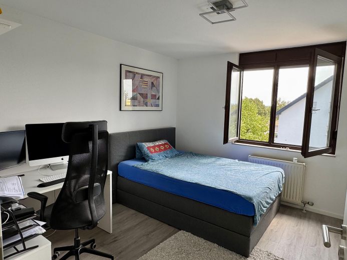 Modernisierte 2-Zimmer-Wohnung mit Balkon, Einbauküche und Tiefgaragenstellplatz – Schlafzimmer
