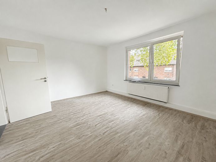 Luminoso appartamento di 2 locali con bagno illuminato dalla luce naturale in zona tranquilla di Oberhausen – Wohnzimmer