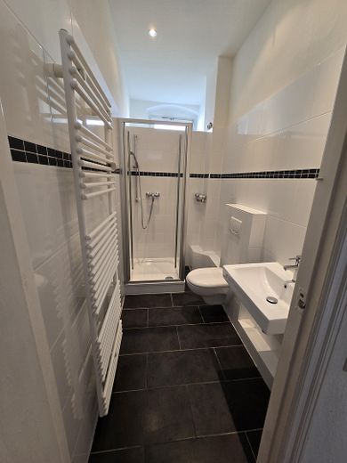 Von Privat 2-Zi Altbauwohnung, Nähe Schloßstraße, vermietet – Duschbad