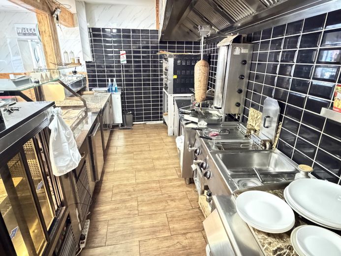 Döner-/Imbisslokal in Top-Lage | Voll ausgestattet | Sofort starten | Günstige Miete – Hinter der Theke