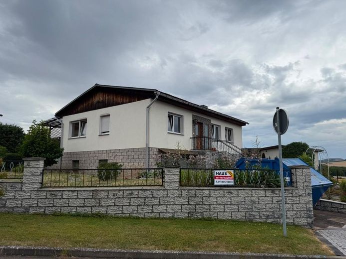 Dom jednorodzinny z ogrodem – Haus Ostseite von der Sraße