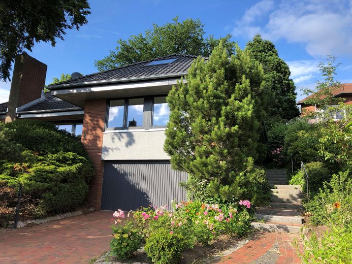 Exklusive Dachgeschosswohnung mit 2 Zimmern sowie Loggia in bevorzugter Lage von Plön – Außenansicht Villa