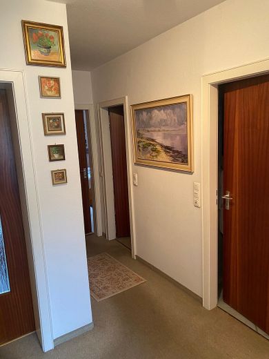 Großzügige 4-Zi.-Whg. (2 2/2 Zi.) mit Balkon/Südlage ; auf großem Grundstück ; provisionsfrei – Flur mit Zugang Bäder