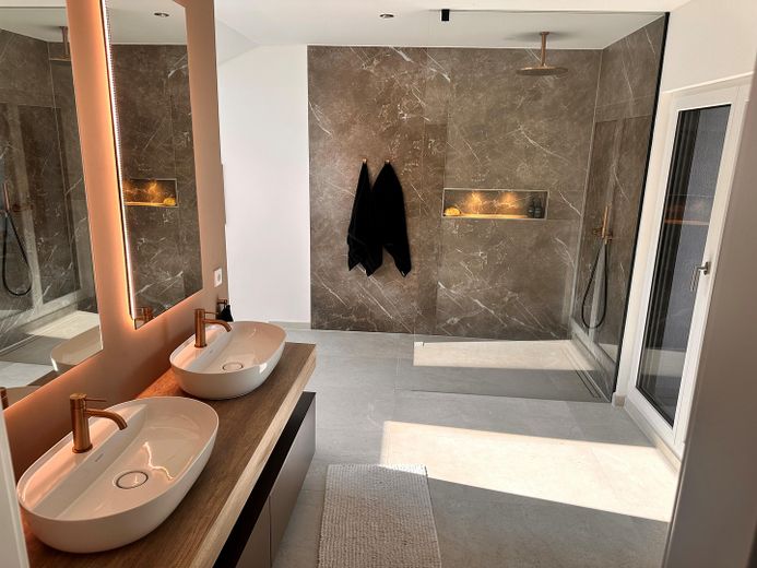 Exklusive Designvilla mit Panoramablick+Einliegerwohnung – Luxus, der Maßstäbe setzt – OG Bad