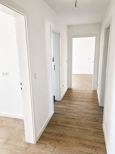 Schwandorf-Ettmannsdorf’ta balkonlu, yeni yenilenmiş 3 odalı daire – Flur