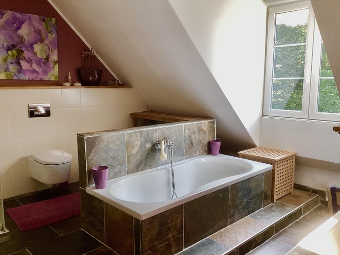  Hauptbad mit der Badewanne