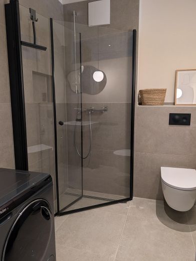 Voll möbliertes Apartment als Zweitwohnsitz auf Zeit im Zentrum von Greifswald – Bad mit Walk-in Shower