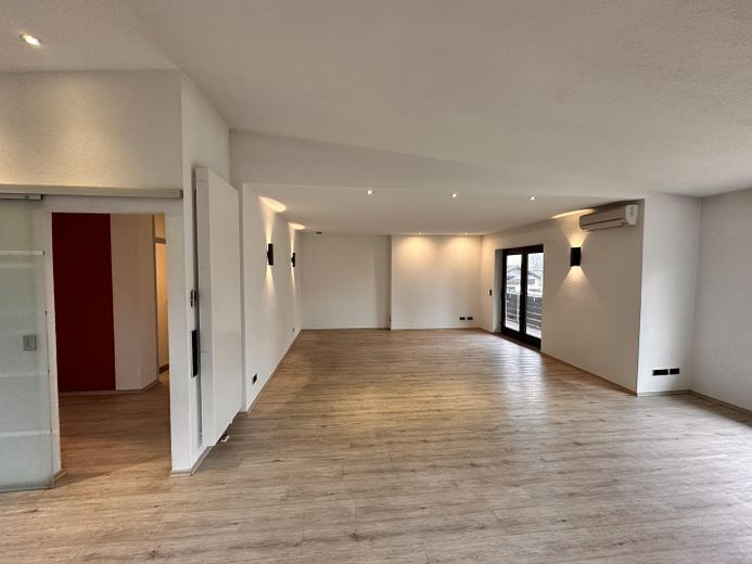 Großzügiges Einfamilienhaus mit Einliegerwohnung auf weitläufigem Eckgrundstück – Foto 2