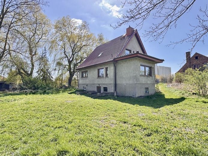 HORN IMMOBILIEN ++ gemütliches Zuhause mit großem Grundstück – Hausansicht
