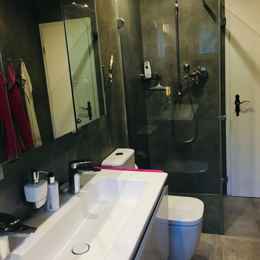 Ekskluzywny dom szeregowy skrajny w stylu bungalow z antresolą, basenem i wymarzonym ogrodem – Masterbad Bild 2