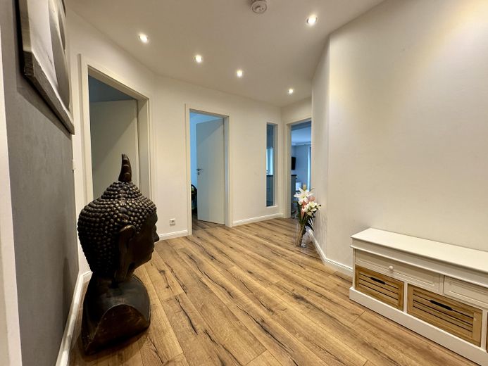 Wohnen am Stadtpark: Moderne 3-Zimmer-Wohnung mit Balkon – Flur