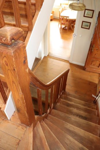 Charming country house with living basement, large garden, workshop, two verandas, hobby stable – historische Treppe