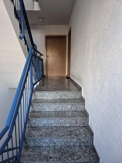Moderne 1-Zi-Wohnung mit großzügiger Küche und Tiefgaragenplatz in LU a.R. – Treppenhaus, Eingangstür