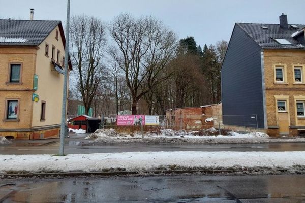 Terreno residenziale per metà casa bifamiliare in vendita a Chemnitz.