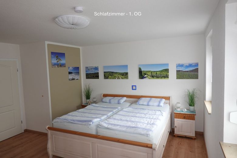 Großzügige Maisonette-Wohnung mit Reihenhausgefühl - "Haus im Haus" – Schlafzimmer - 1. OG - Foto 1