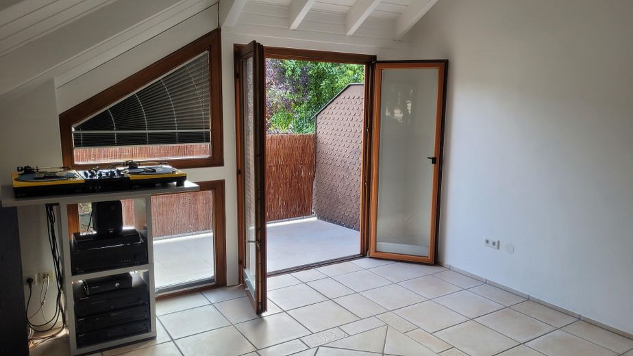 Moderne Maisonette „Am Weinfass“: Komplett renoviert mit flexiblem Wohnkonzept – Wohnzimmer mit Balkonzugang